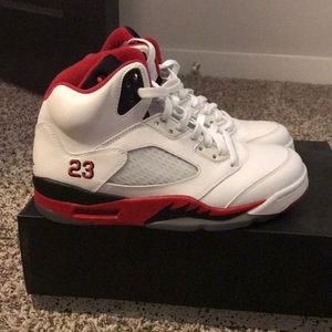 Jordan’s mens size 7 fits women’s 8.5-9
